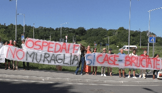 Pesaro - Protesta davanti all’ospedale di Muraglia, "va fatto a Case Bruciate"